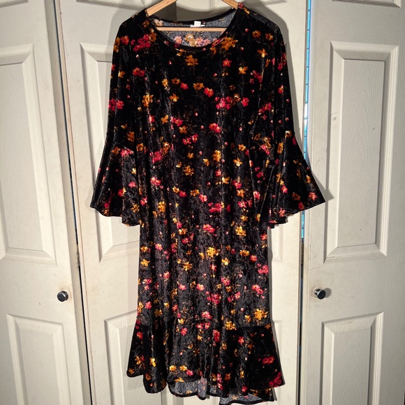 LulaRoe Black Velvet Maurine Dress With Floral Design Size 3XL - Picture 1 of 2